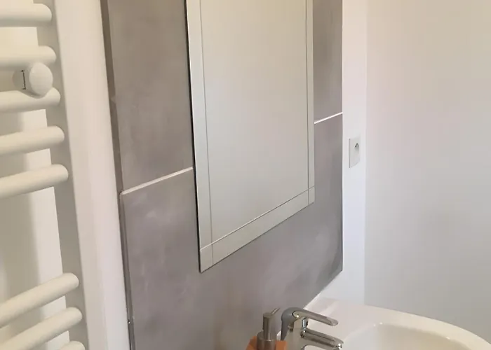 L'orchidee Au Bord De L'eau *